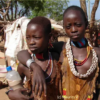 Man sieht zwei Kinder mit Muschelketten.