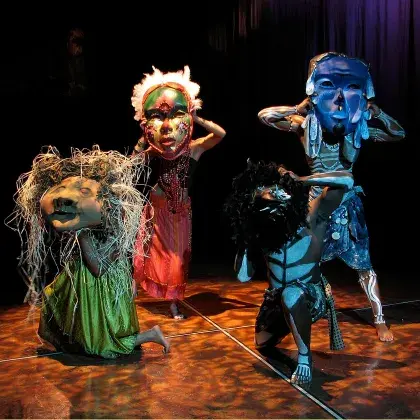 Man sieht verschiedene verkleidete Götter.