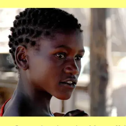 Man sieht ein afrikanisches Kind.