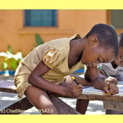 Man sieht ein Kind mit einem Malbuch.
