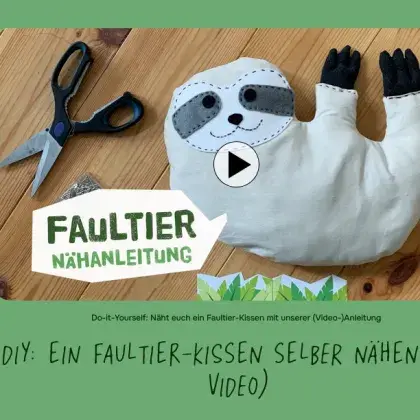Man sieht ein selbst genähtes Faultier.