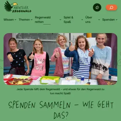 Man sieht Kinder, die einen Daumen hoch zeigen.