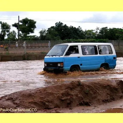 Auto auf überfluteter Straße