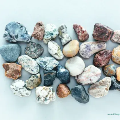 Man sieht ein Bild mit Steinen.