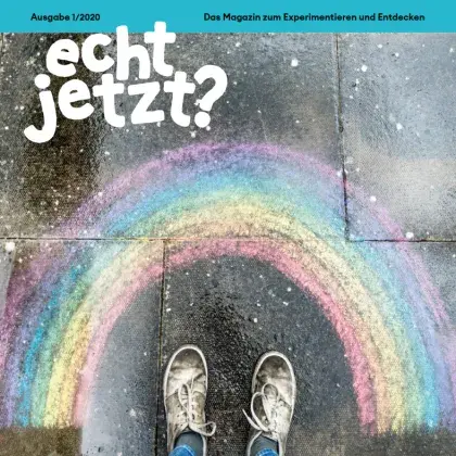 Man sieht einen Regenbogen aus Kreide gemalt.