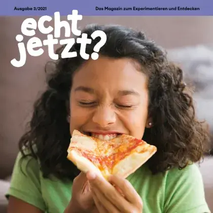 Man sieht ein Mädchen, das Pizza isst.