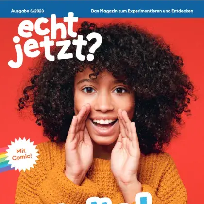 Man sieht ein Kind, das Hallo mit ihren Händen am Mund sagt.