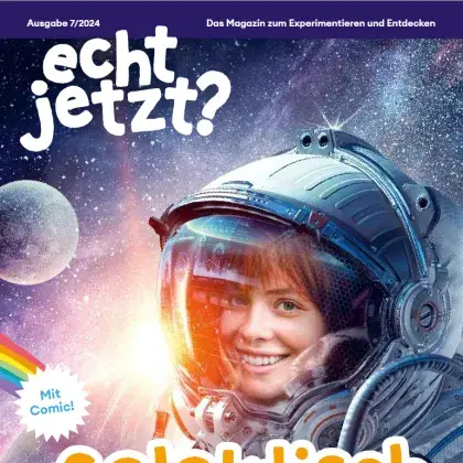 Man sieht ein Mädchen in einer Raumfahrt-Ausrüstung.