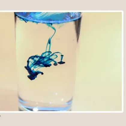 Wasserglas mit blauer Farbe