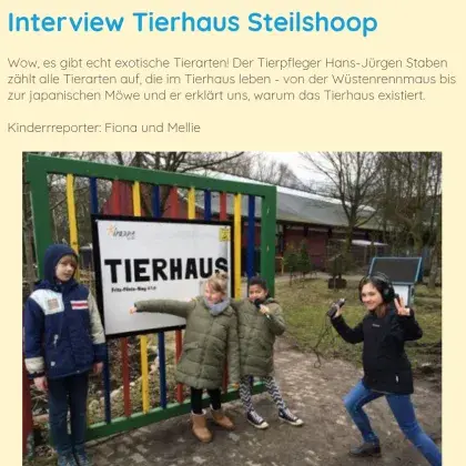 Man sieht Kinder zu Besuch in einem Tierhaus.
