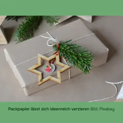 Man sieht ein eingepacktes Geschenk.