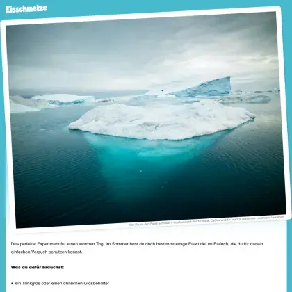 Man sieht Eisberge im Meer.