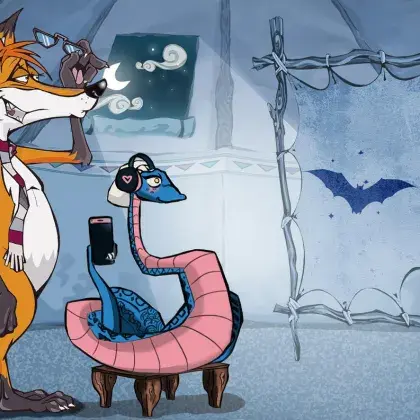 Man sieht einen Fuchs und eine Schlange neben einer Lederleinwand mit einer Fledermaus.