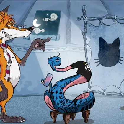 Man sieht einen Fuchs und eine Schlange neben einer Lederleinwand mit einer Katze.