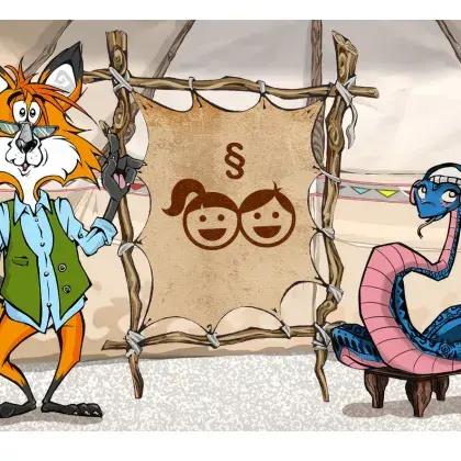 Man sieht einen Fuchs und eine Schlange neben einer Lederleinwand mit einem Bild von zwei Kindern.