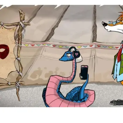 Man sieht einen Fuchs und eine Schlange neben einer Lederleinwand mit einer Maske.