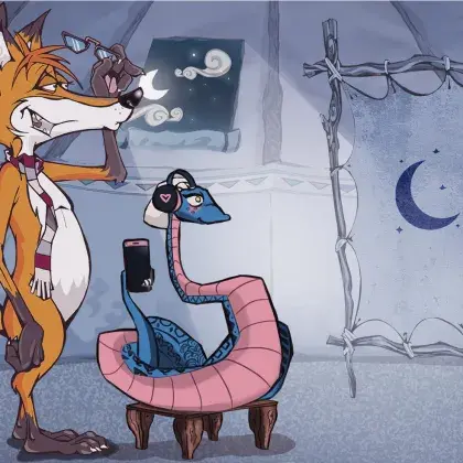 Man sieht einen Fuchs und eine Schlange neben einer Lederleinwand mit einem Mond.