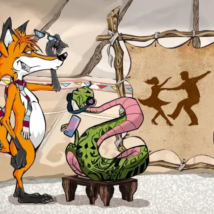 Man sieht einen Fuchs und eine Schlange neben einer Lederleinwand mit tanzenden Menschen.