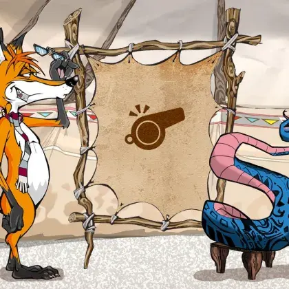 Man sieht einen Fuchs und eine Schlange neben einer Lederleinwand mit einer Pfeife.