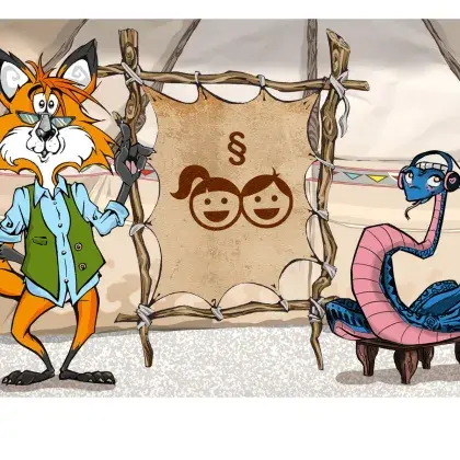 Man sieht einen Fuchs und eine Schlange neben einer Lederleinwand mit Kindergesichtern.