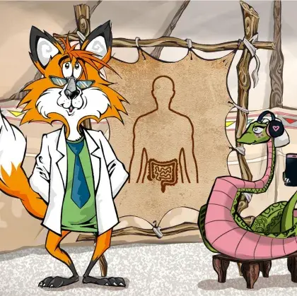 Man sieht einen Fuchs und eine Schlange neben einer Lederleinwand mit einem Umriss von einem Menschen.