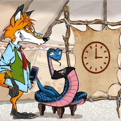 Man sieht einen Fuchs und eine Schlange neben einer Lederleinwand mit einer Uhr.