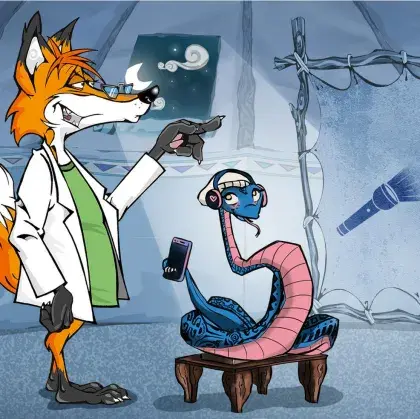 Man sieht einen Fuchs und eine Schlange vor einer Lederleinwand mit einer Taschenlampe.